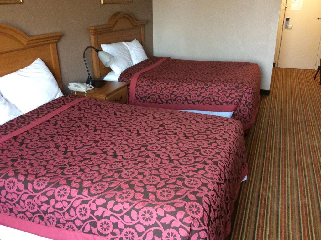 Days Inn By Wyndham Albion Екстер'єр фото