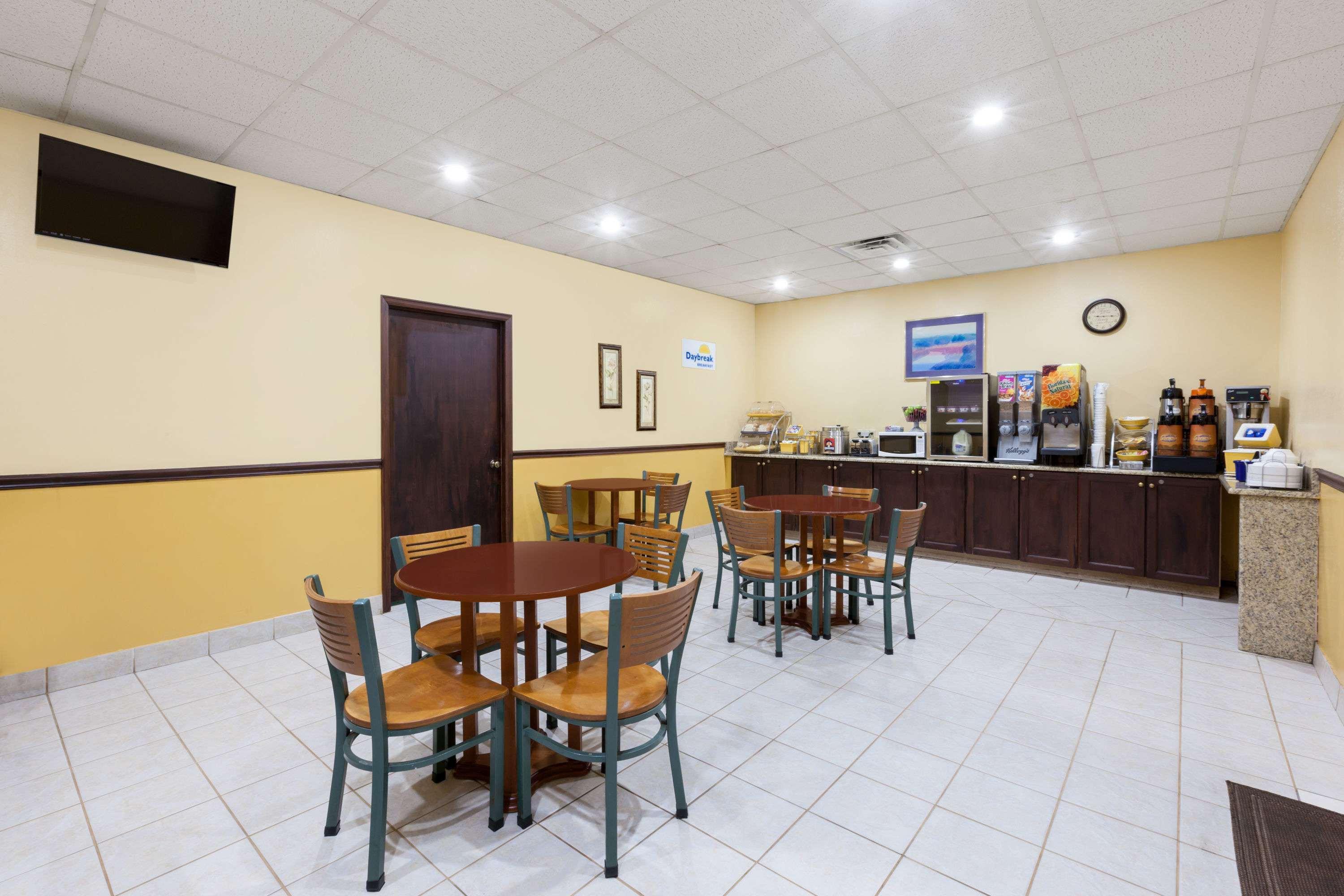 Days Inn By Wyndham Albion Екстер'єр фото