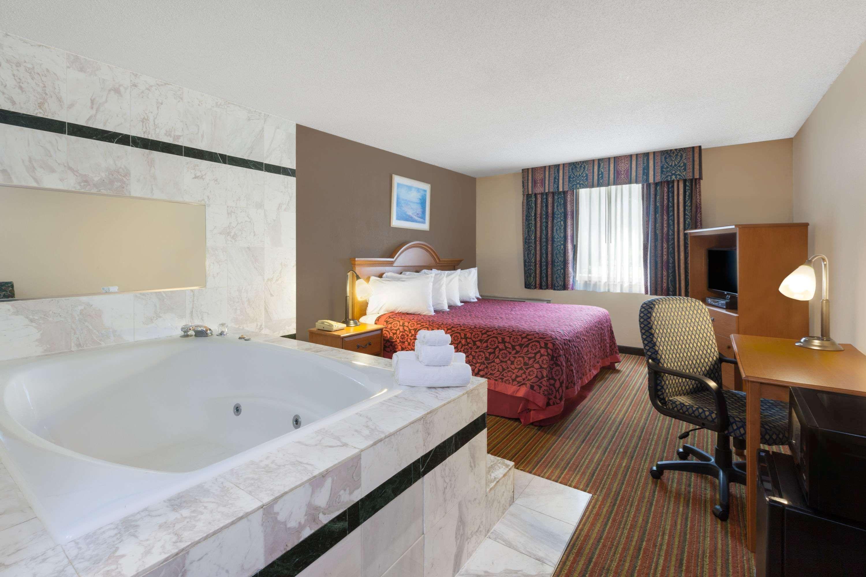 Days Inn By Wyndham Albion Екстер'єр фото
