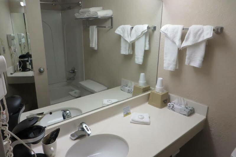 Days Inn By Wyndham Albion Екстер'єр фото
